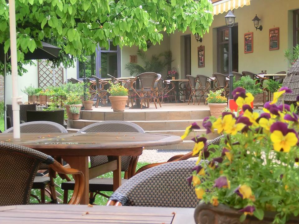 734475_621475941235210_112822431_n